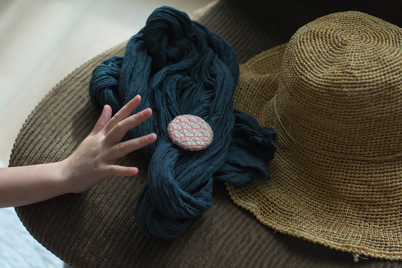 刺繍ブローチとストール