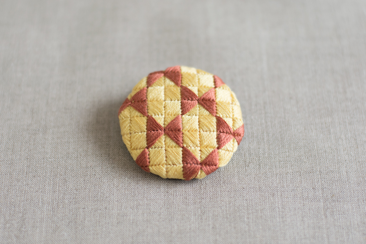 秋色のブローチ