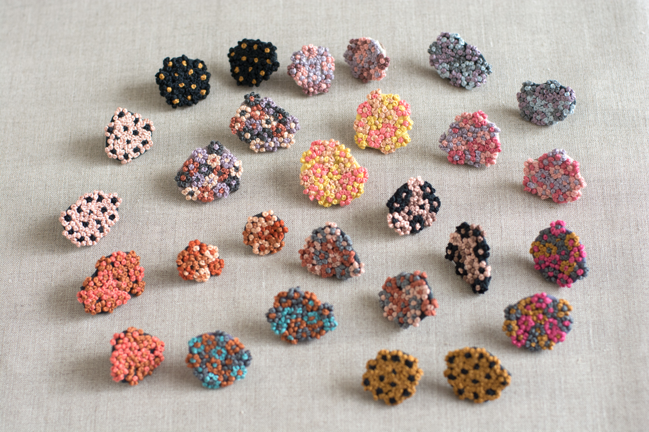 小さなブーケのピアス